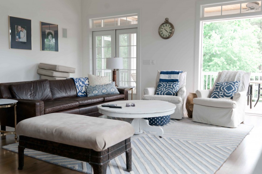 navy brown white livingroom